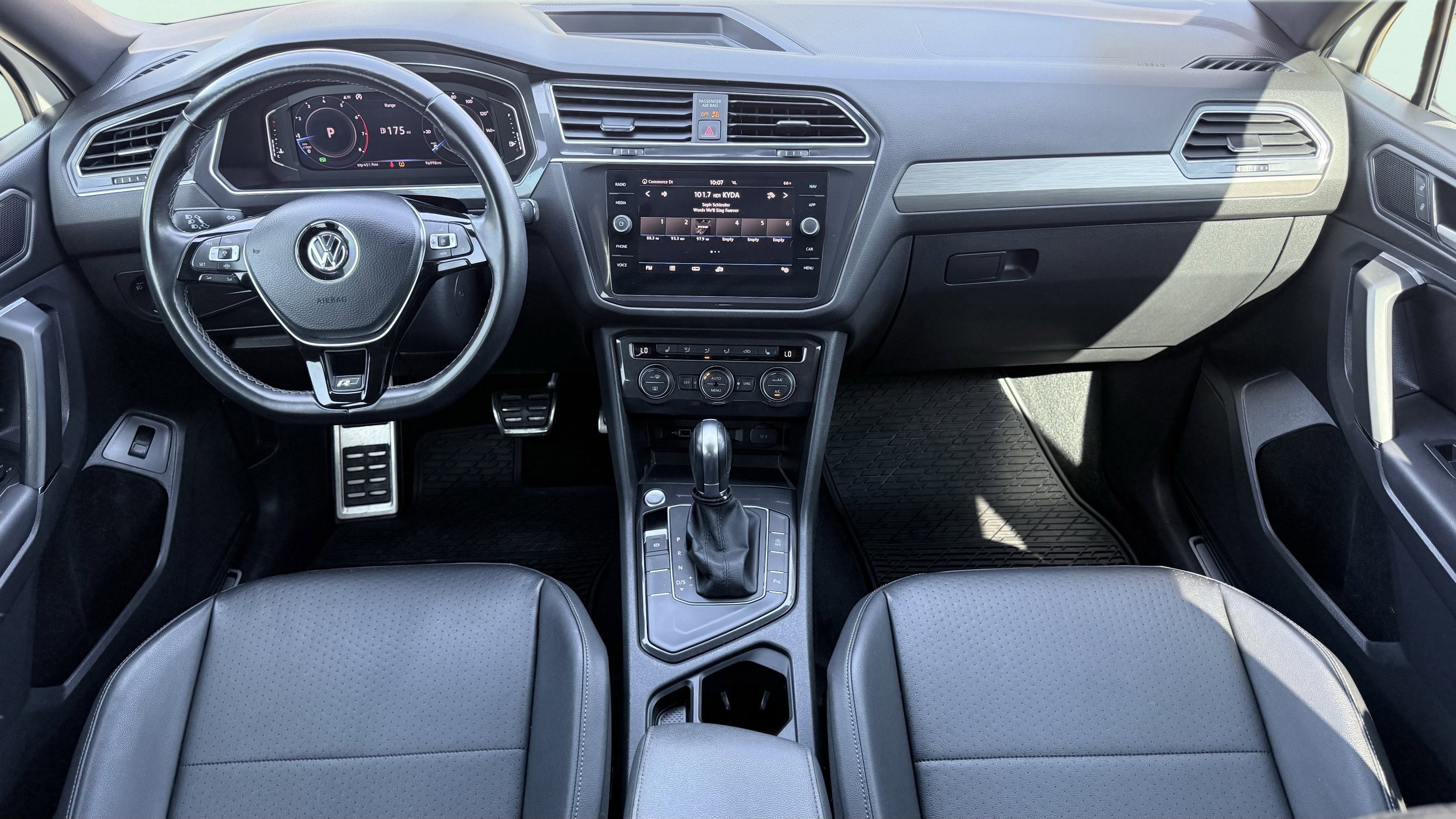 Used 2019 Volkswagen Tiguan SEL R-Line FWD image 2