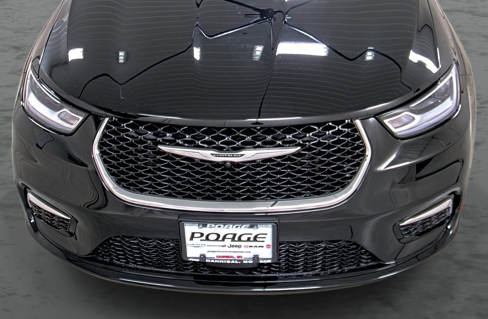 Used 2024 Chrysler Pacifica Touring-L image 16