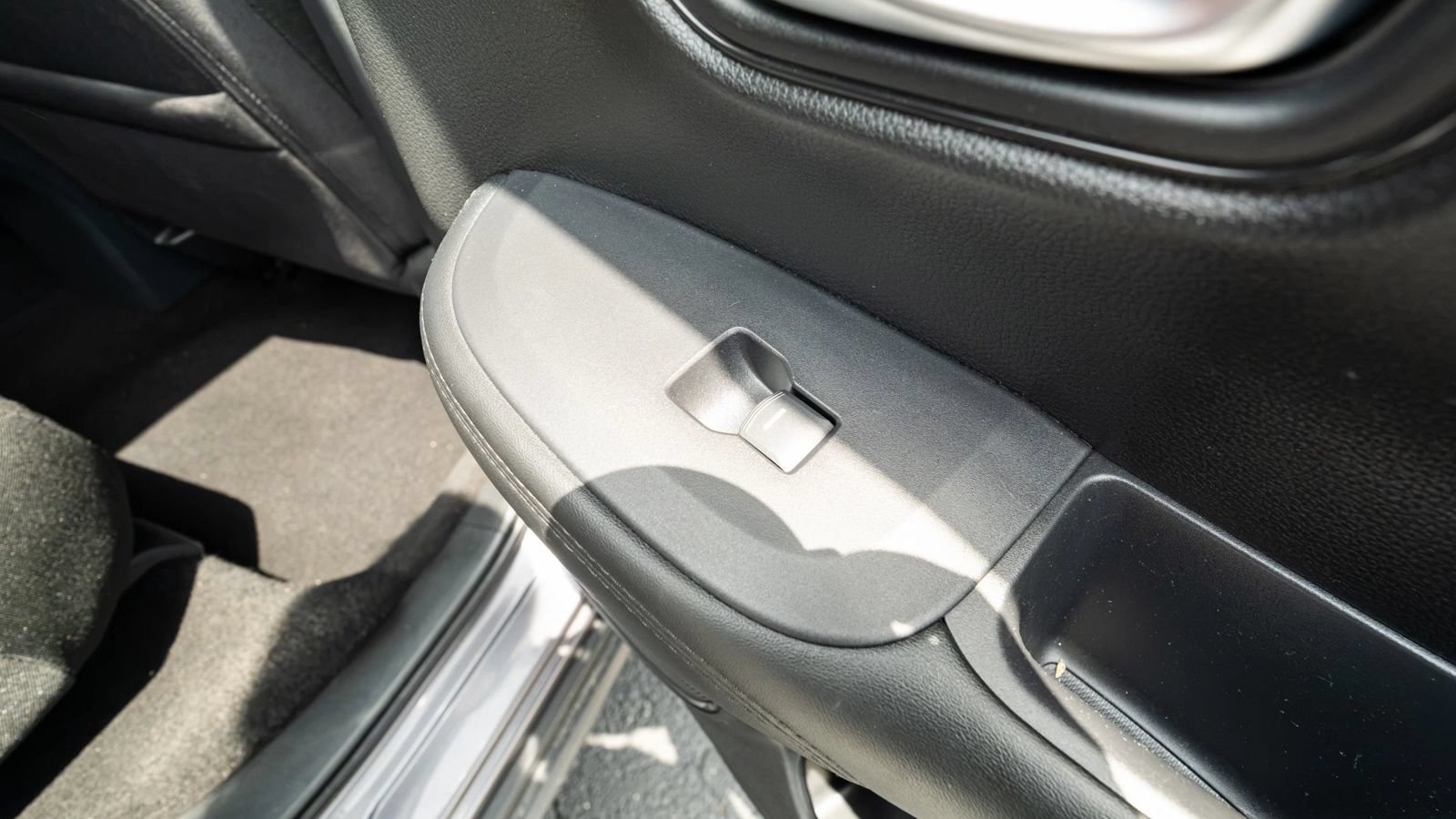 Used 2025 Honda HR-V LX image 17