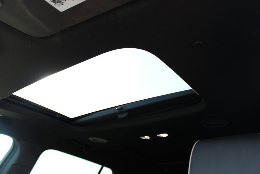 Used 2023 Chevrolet Traverse Premier image 38