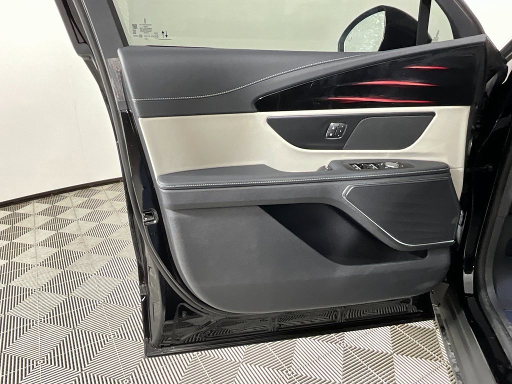 Used 2025 Lincoln Nautilus Premier image 18