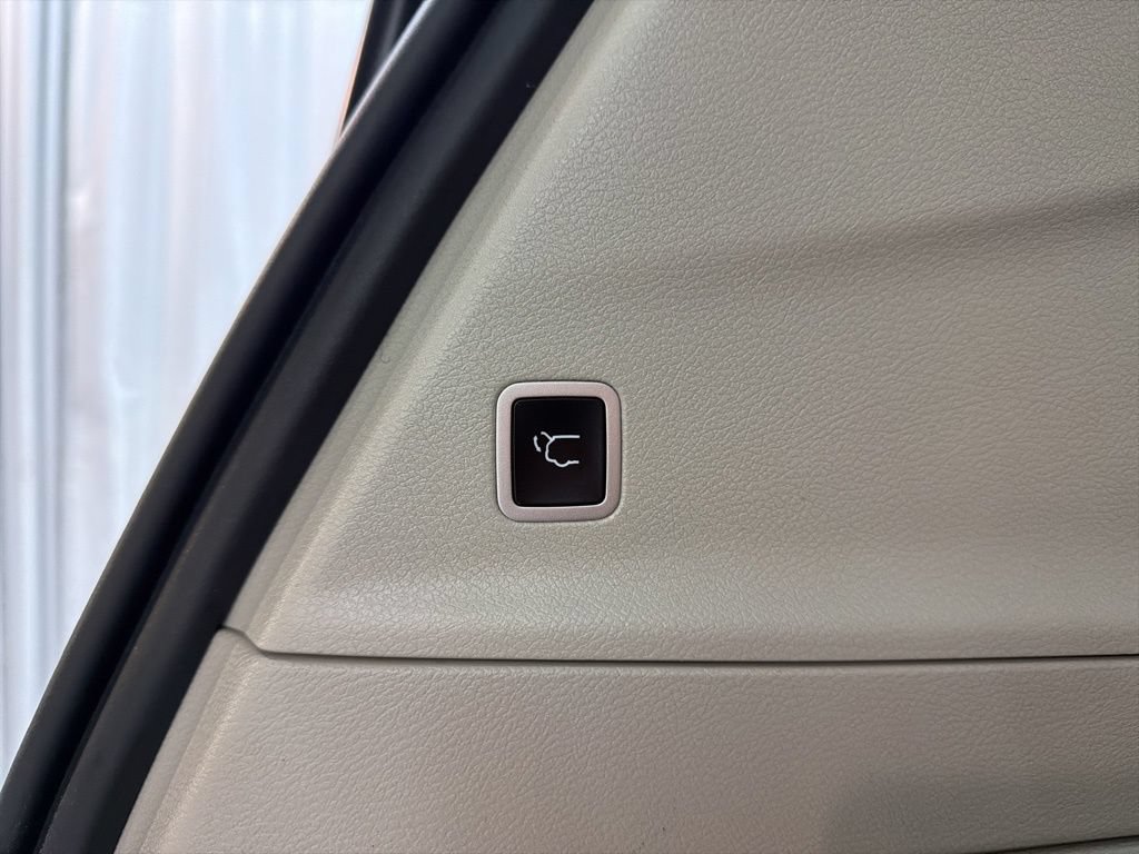 Used 2020 Chrysler Pacifica Limited FWD image 11