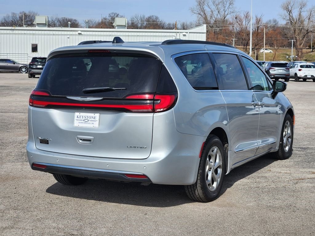 Used 2023 Chrysler Pacifica Limited FWD image 5