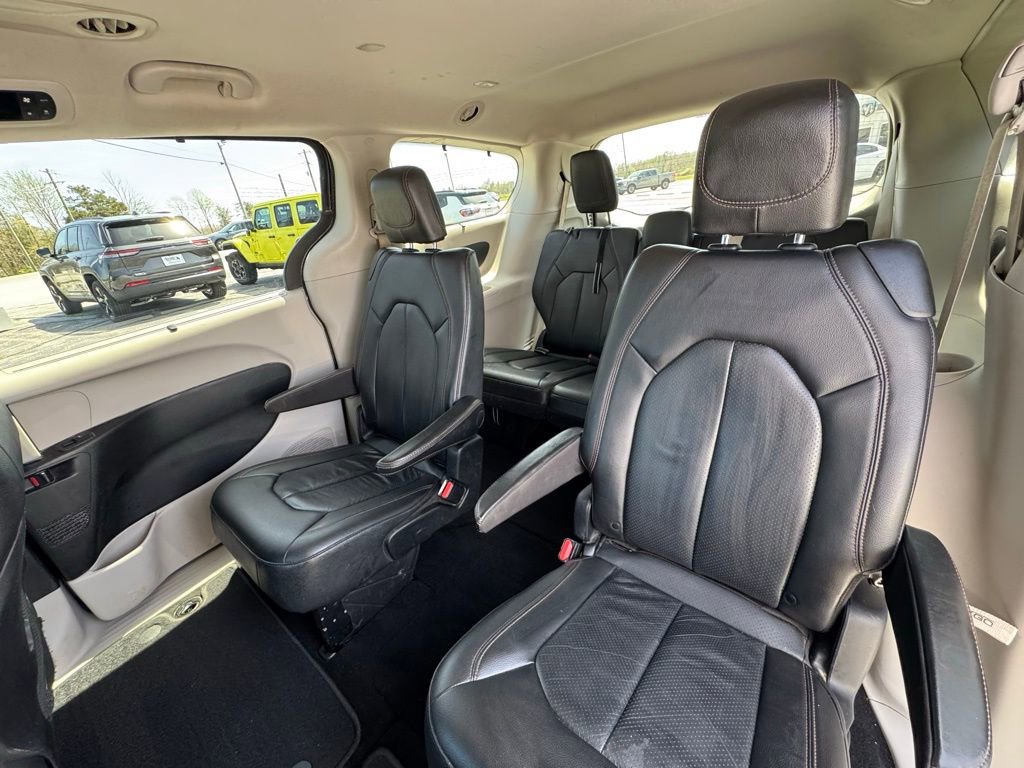 Used 2020 Chrysler Pacifica Touring-L w/ Tire & Wheel Group image 13
