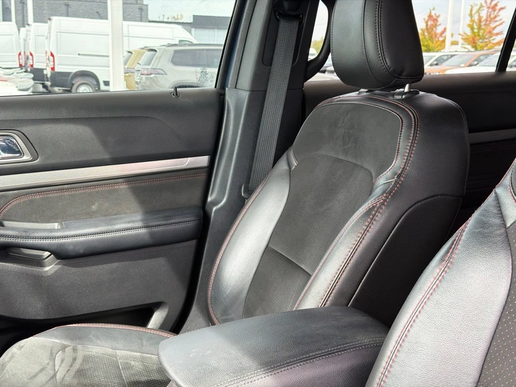 Used 2018 Ford Explorer XLT w/ Equipment Group 202A FWD image 14