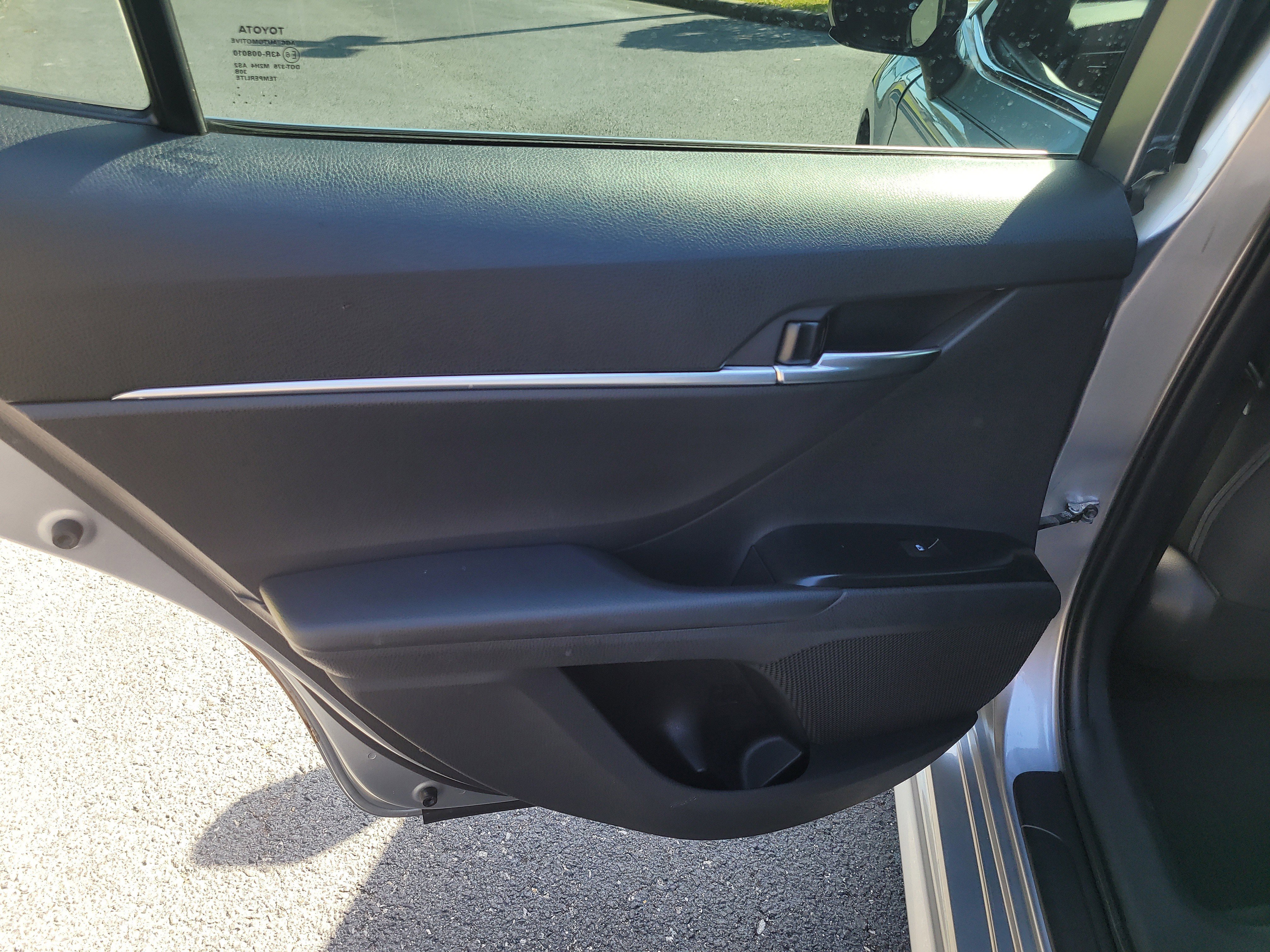 Used 2019 Toyota Camry SE FWD image 11