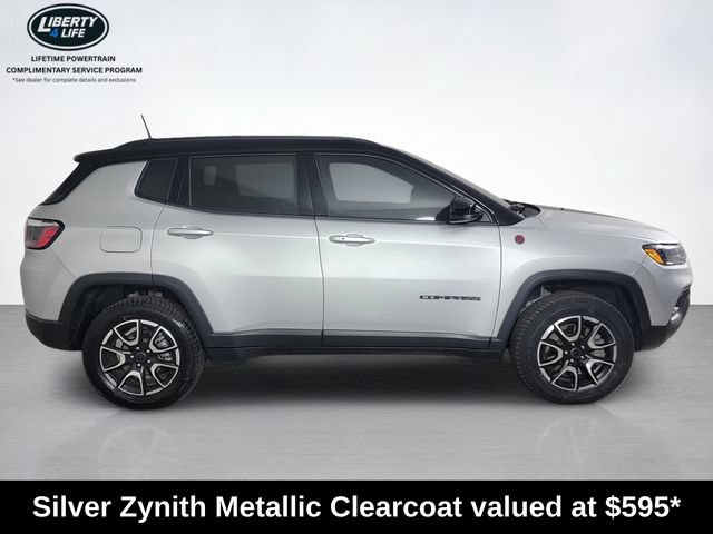 Used 2025 Jeep Compass Trailhawk AWD/4WD image 2