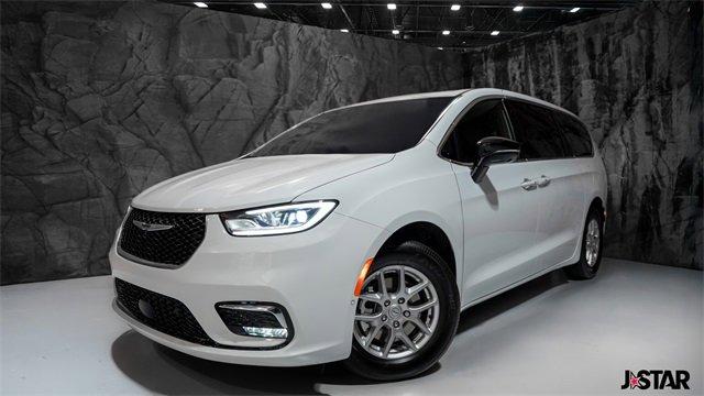 New 2026 Chrysler Pacifica Select