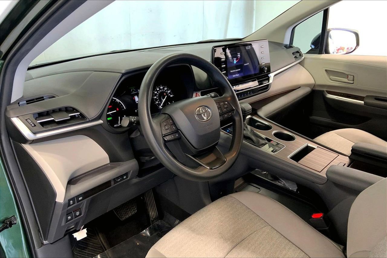 Used 2024 Toyota Sienna LE image 14