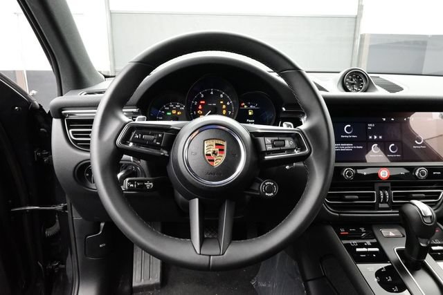 Certified 2025 Porsche Macan AWD/4WD image 8