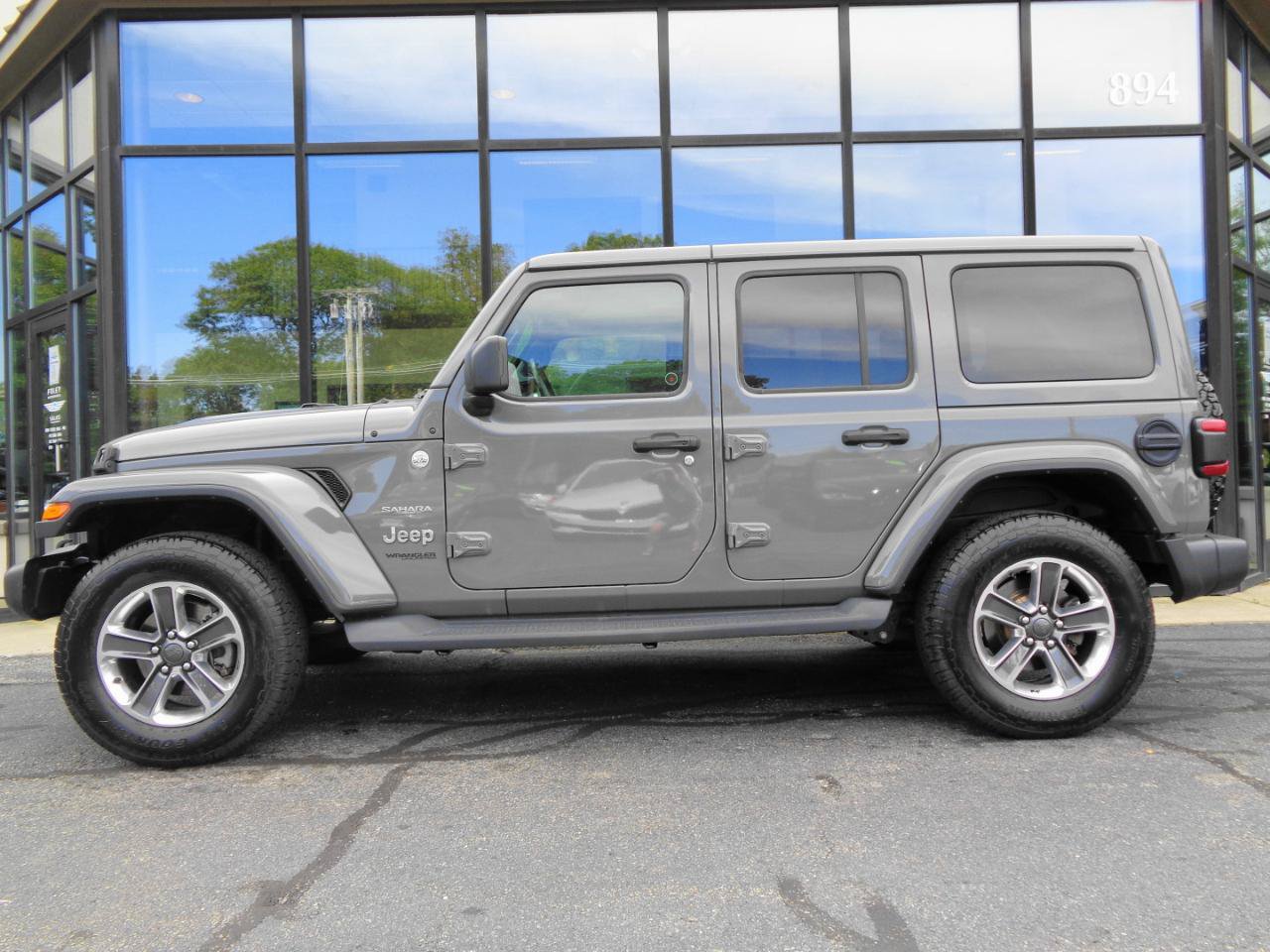 Used 2019 Jeep Wrangler Unlimited Sahara w/ Dual Top Group AWD/4WD image 8
