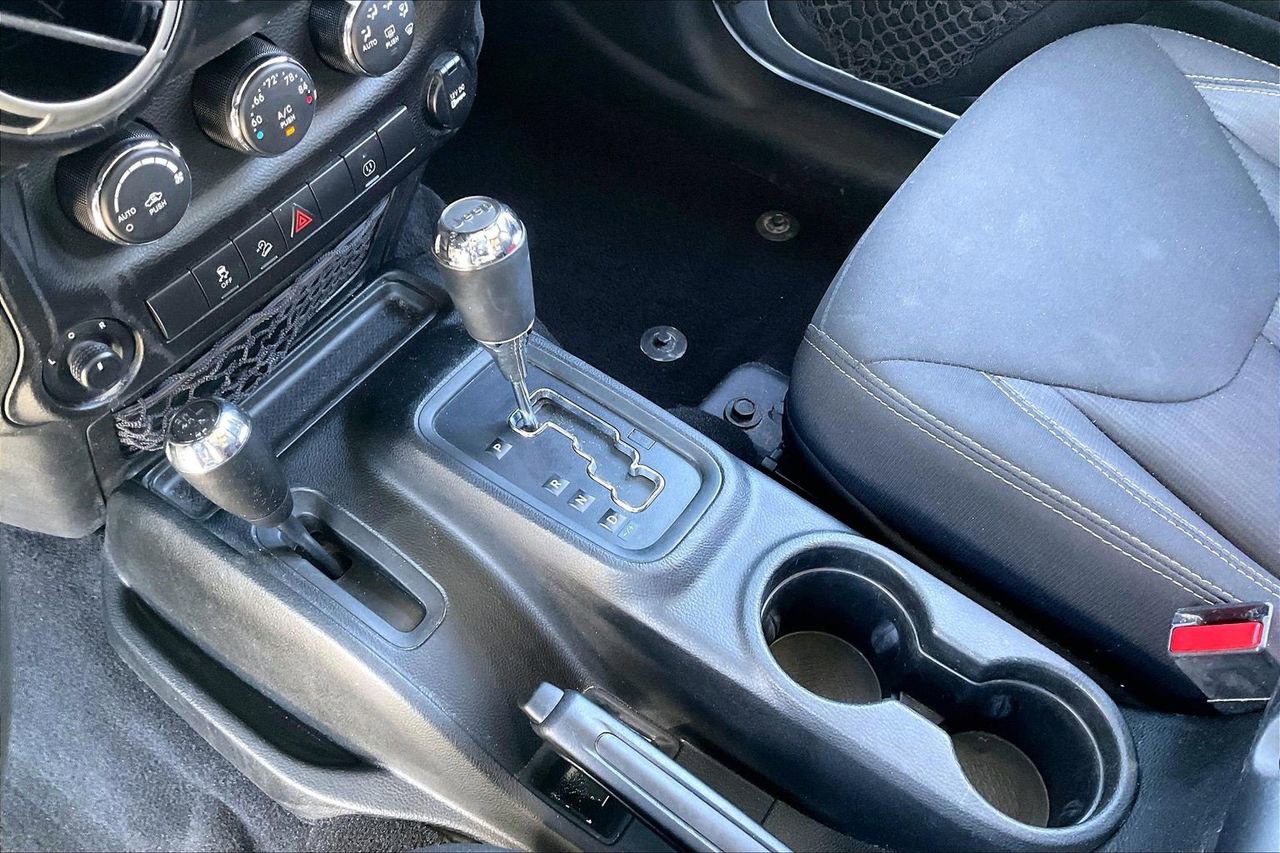 Used 2017 Jeep Wrangler Unlimited Sahara w/ Connectivity Group image 28