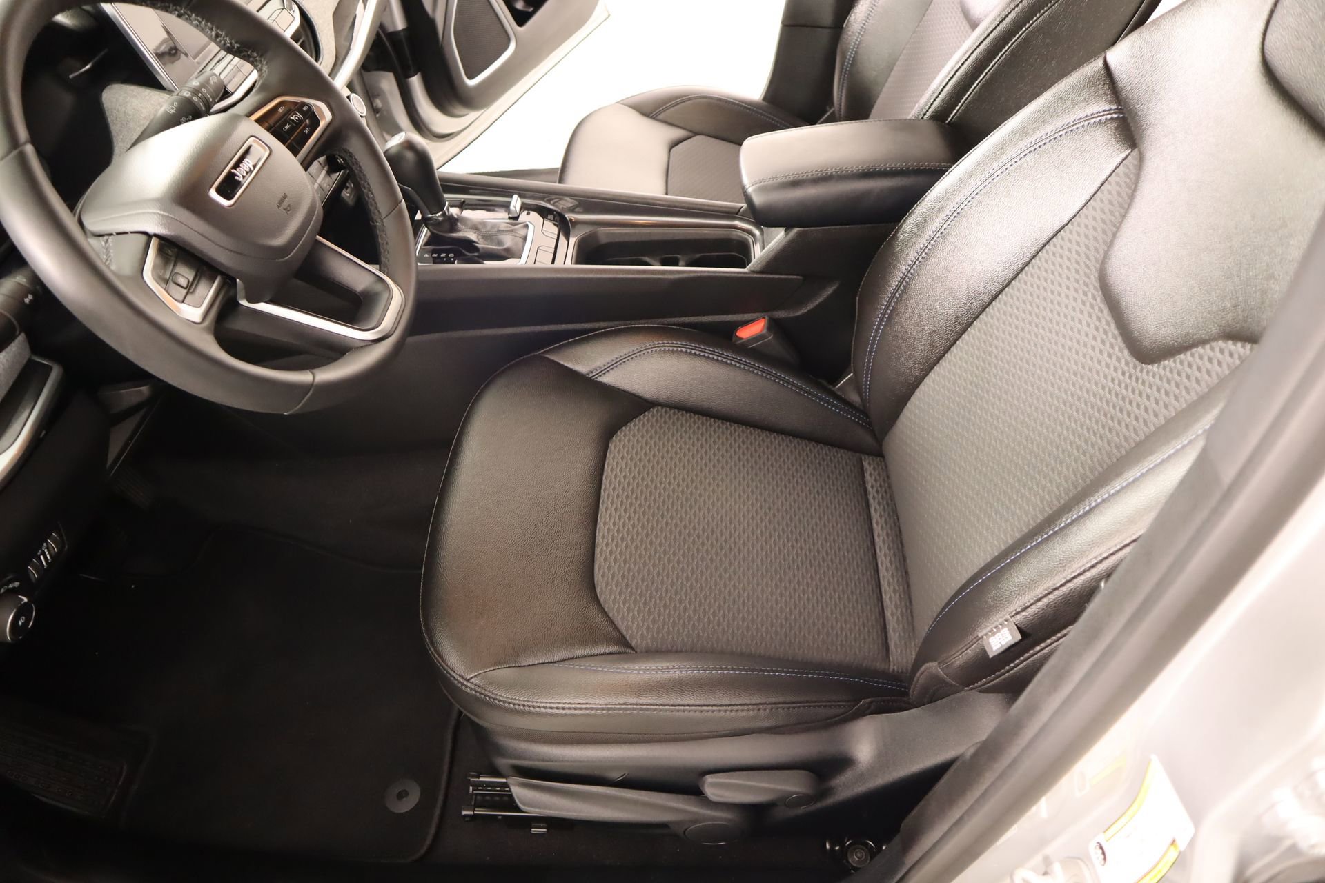 Used 2025 Jeep Compass Latitude image 10