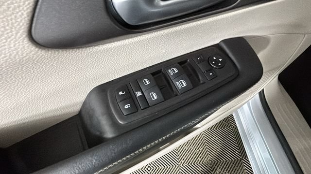 Used 2024 Chrysler Pacifica Touring-L FWD image 10