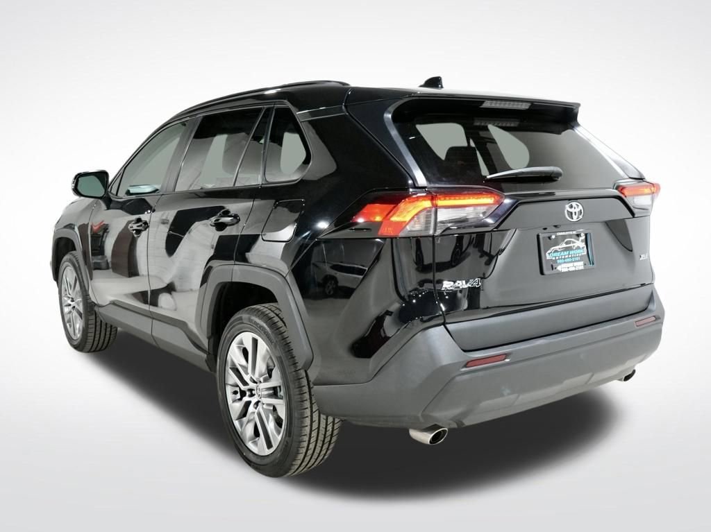 Used 2022 Toyota RAV4 XLE Premium image 8