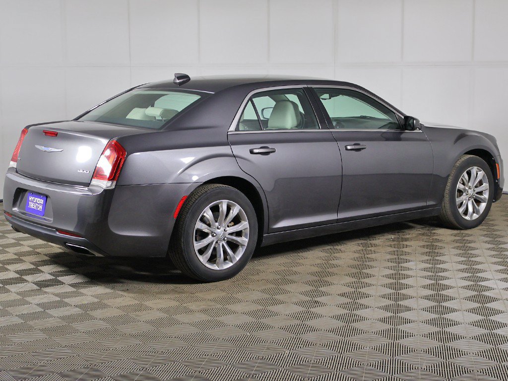 Used 2018 Chrysler 300 Touring L AWD/4WD image 7
