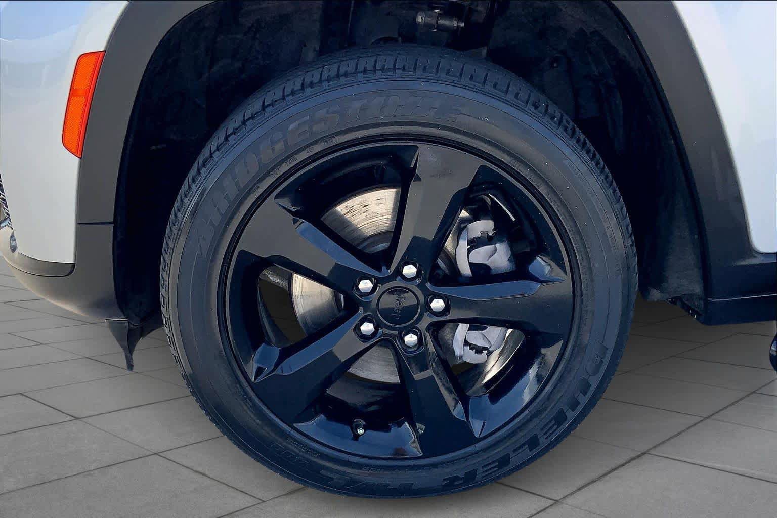 Used 2023 Jeep Grand Cherokee L Laredo image 11