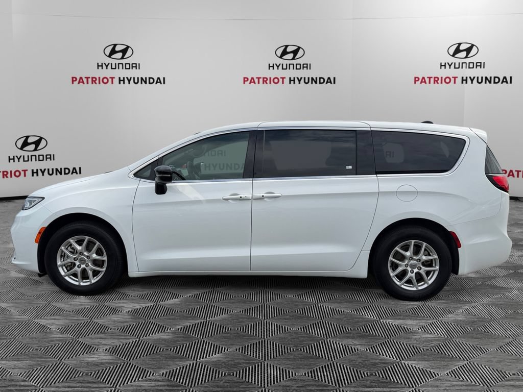 Used 2025 Chrysler Pacifica Select FWD image 6