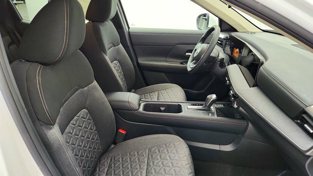 Used 2025 Nissan Kicks SV AWD/4WD image 23
