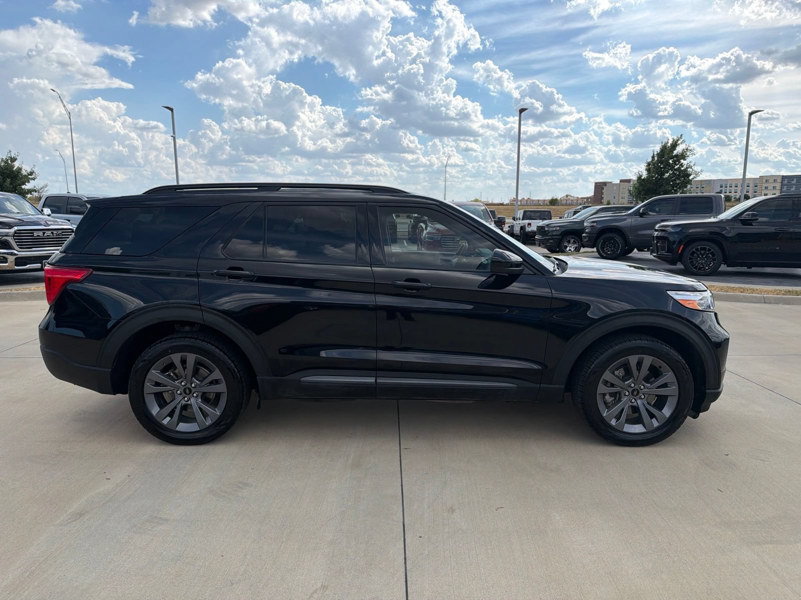 Used 2022 Ford Explorer XLT w/ Equipment Group 202A AWD/4WD image 6