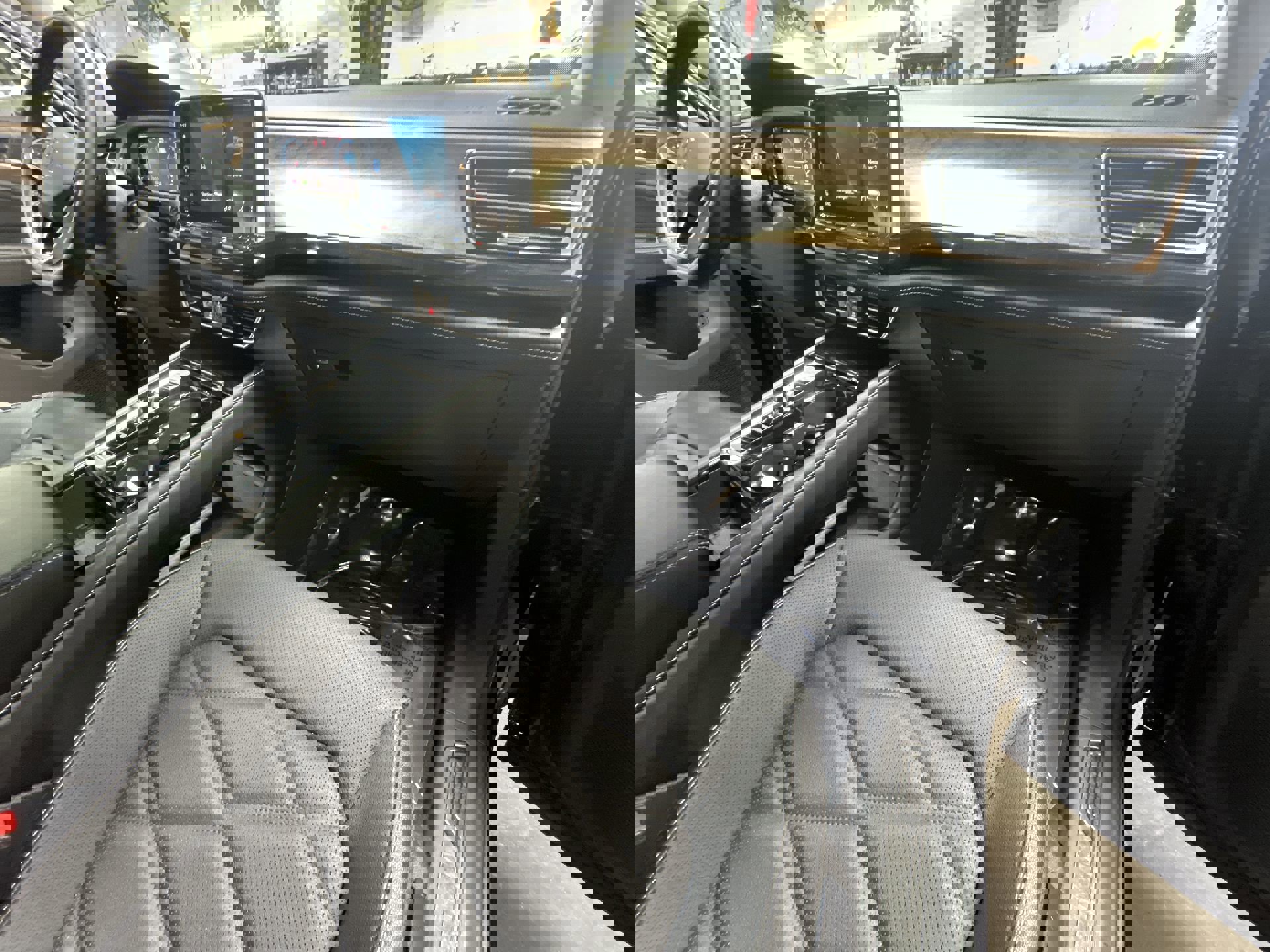 Used 2025 Volkswagen Atlas SE image 29