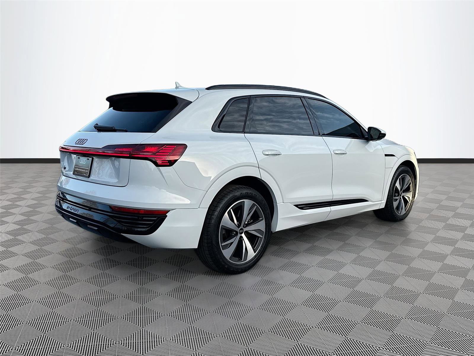 Certified 2024 Audi Q8 e-tron Premium image 7