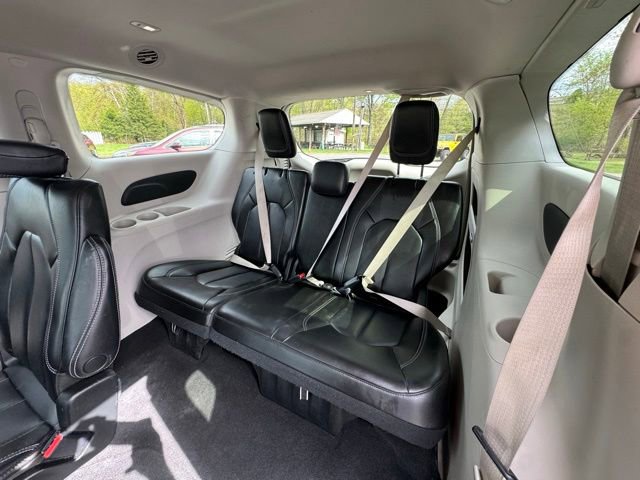 Used 2023 Chrysler Pacifica Touring-L FWD image 15