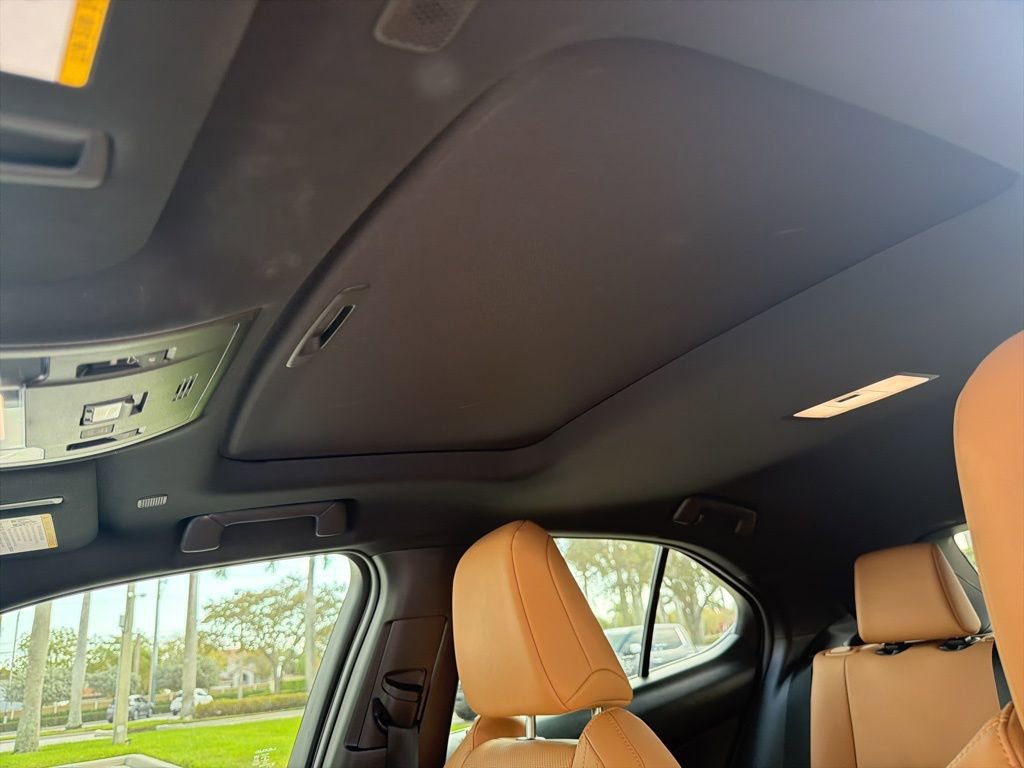 Used 2025 Lexus UX 300h UX 300h Premium w/ Accessory Package (Z2) image 4