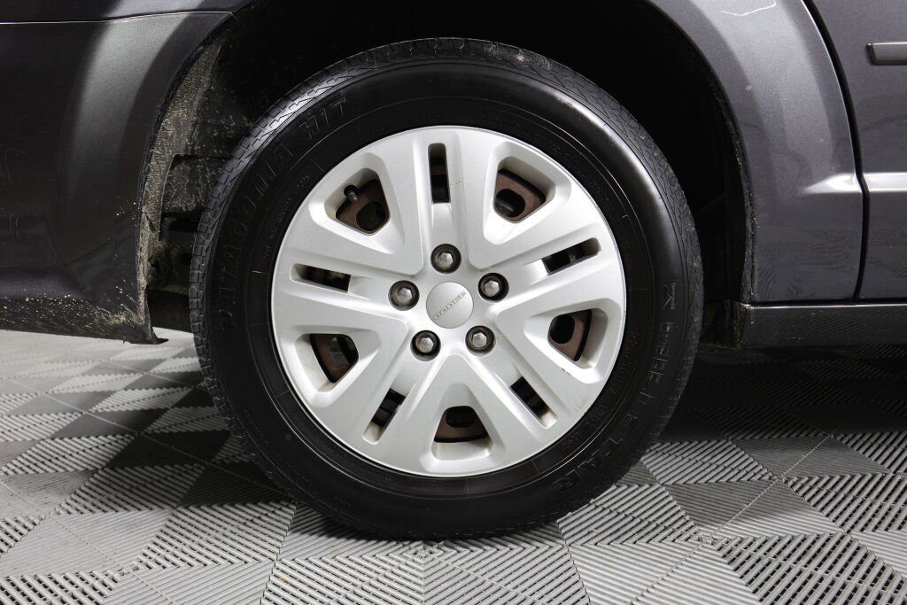 Used 2017 Dodge Grand Caravan SE image 7