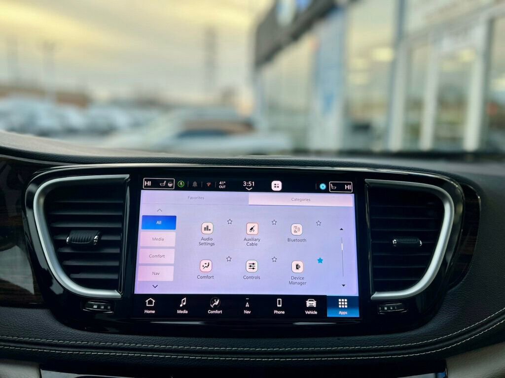Used 2021 Chrysler Pacifica Limited w/ Uconnect Theater Family Group image 30