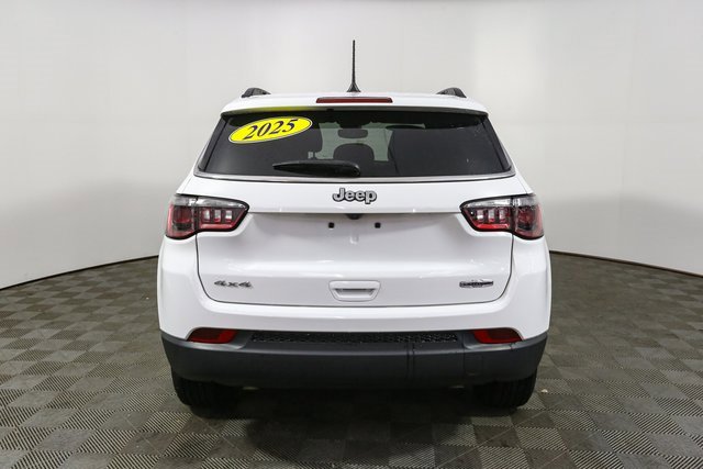Used 2025 Jeep Compass Latitude image 9
