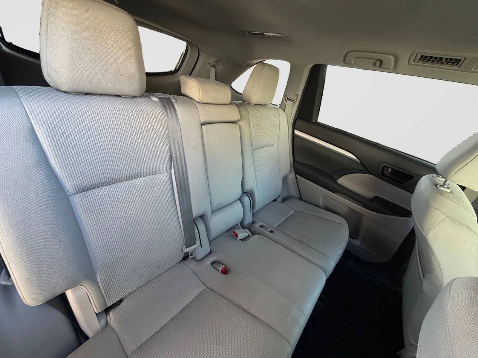 Used 2018 Toyota Highlander LE AWD/4WD image 19