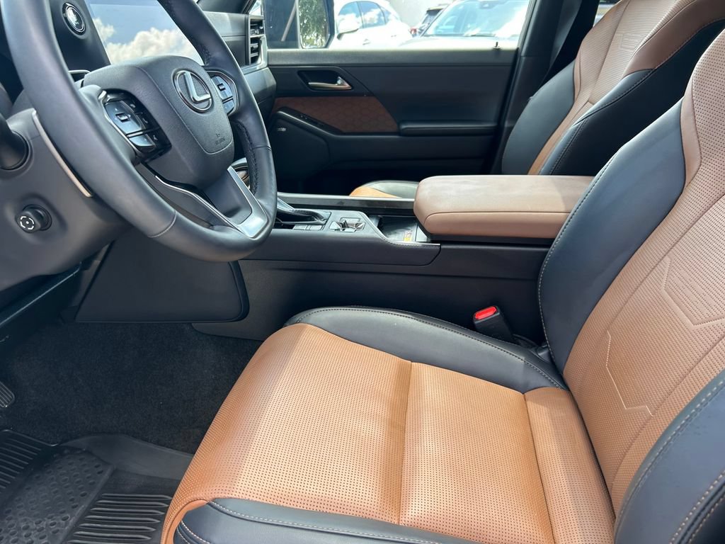 Used 2025 Lexus GX 550 w/ Accessory Package (2T) AWD/4WD image 11