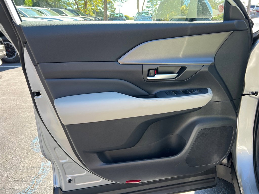 New 2026 Toyota Grand Highlander XLE image 10