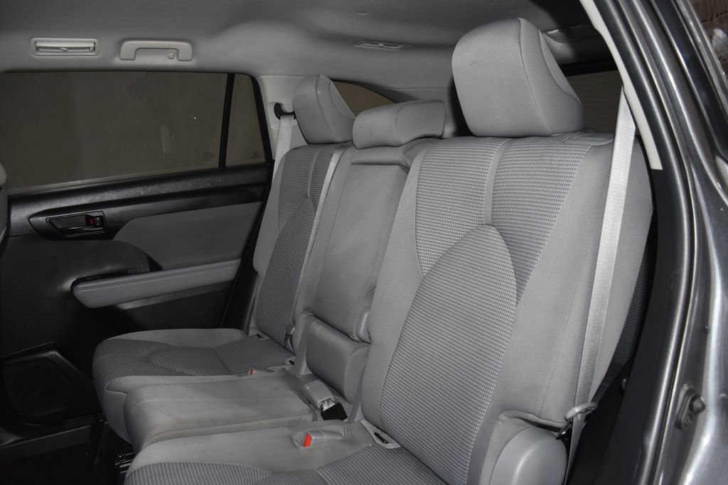 Used 2022 Toyota Highlander LE image 27