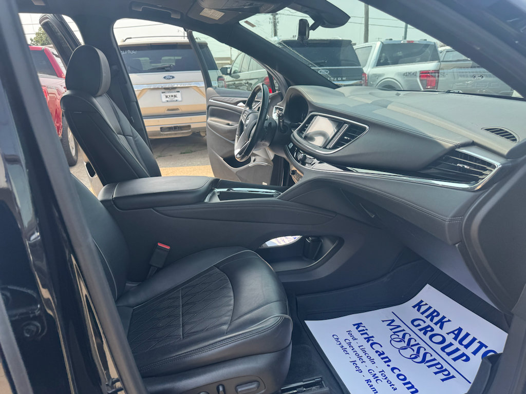 Used 2022 Buick Enclave Avenir w/ Avenir Technology Package FWD image 24
