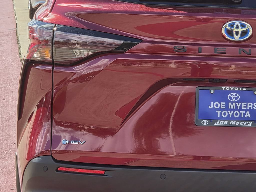 Used 2025 Toyota Sienna XLE FWD image 10