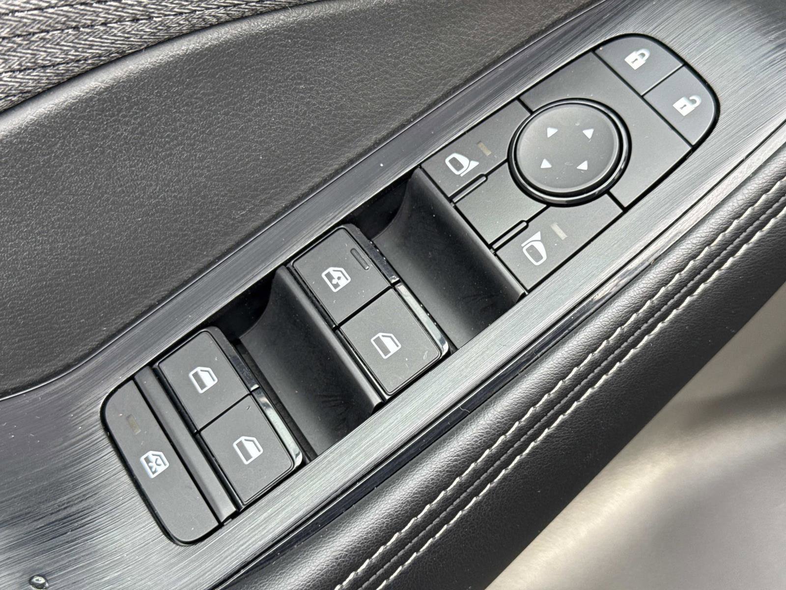 Used 2023 Nissan Rogue SV image 16