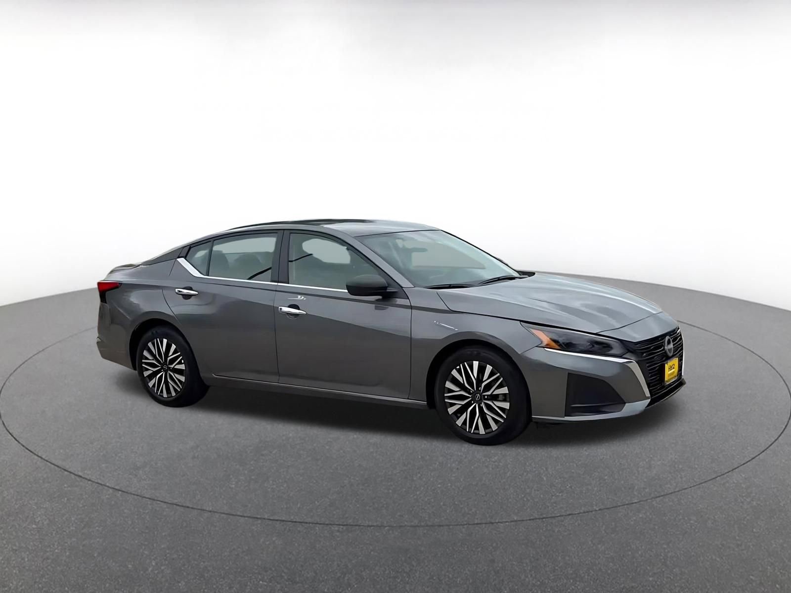 Used 2025 Nissan Altima 2.5 SV FWD image 2