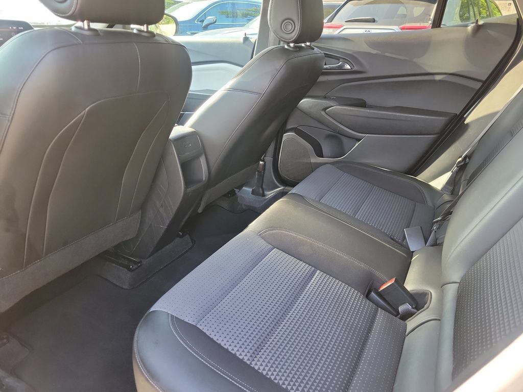 Used 2025 Chevrolet Trax LT FWD image 17