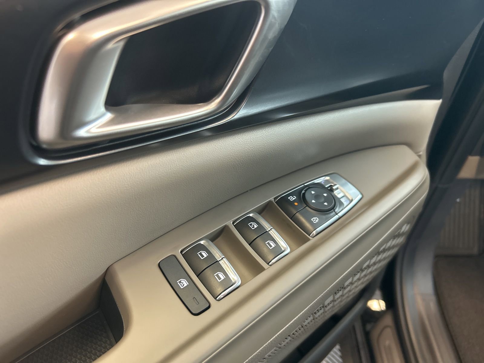 Used 2025 Kia Carnival FWD image 17