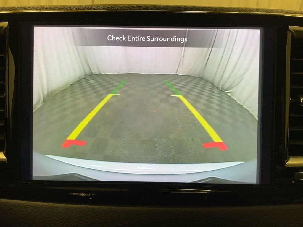 Used 2023 Chrysler Pacifica Touring-L image 8