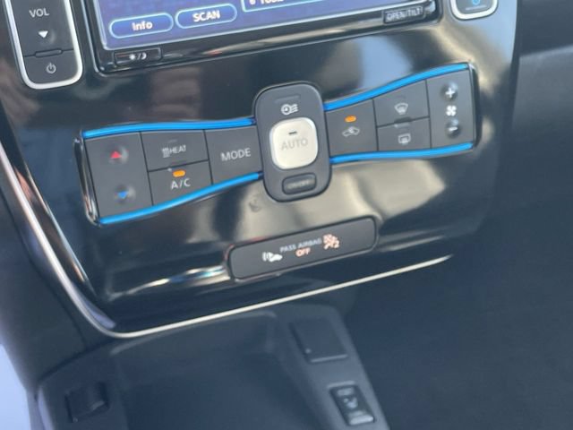 Used 2015 Nissan Leaf SL FWD image 25