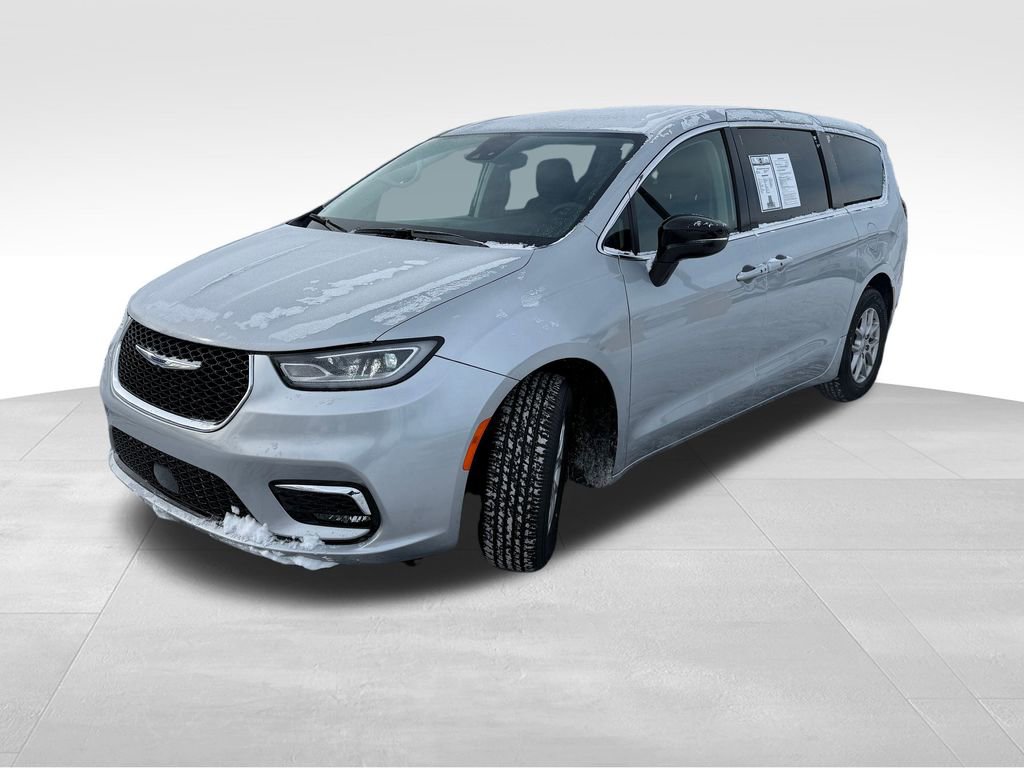 Used 2024 Chrysler Pacifica Touring-L image 3