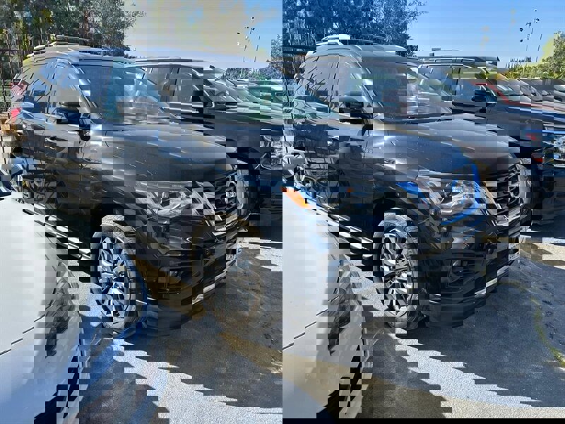 Used 2018 Nissan Pathfinder SL image 2