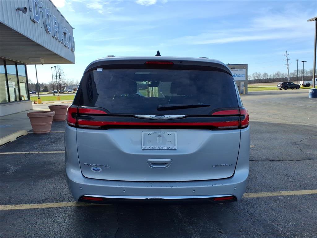 Used 2023 Chrysler Pacifica Limited image 4