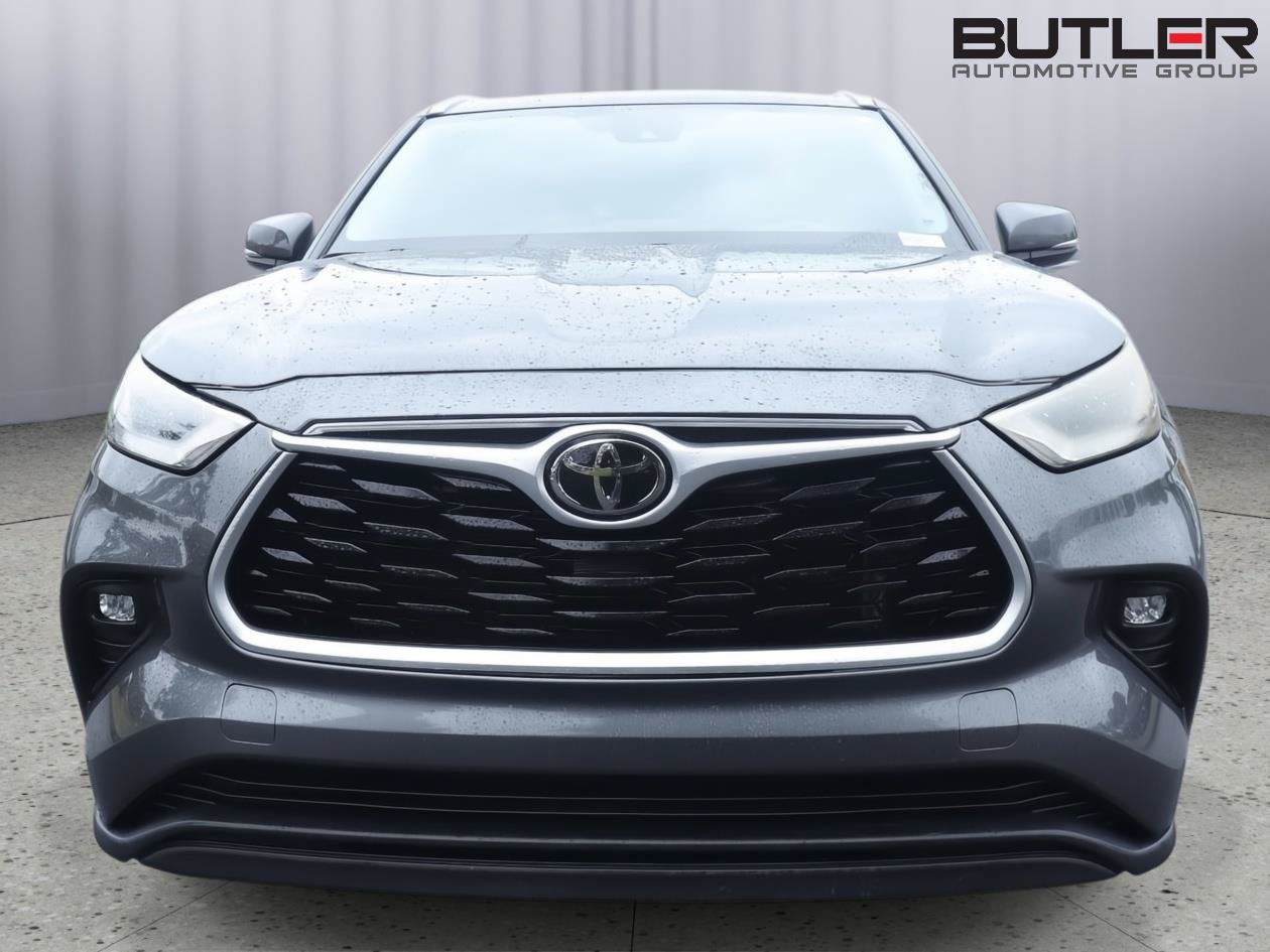 Used 2023 Toyota Highlander XLE FWD image 2