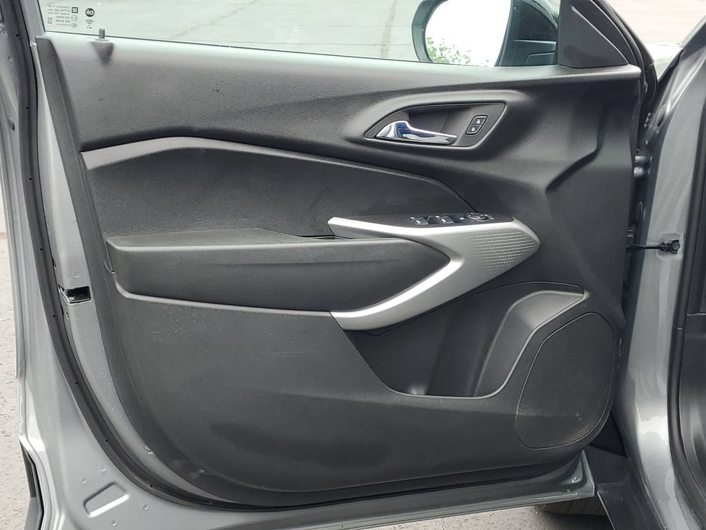 Used 2024 Chevrolet Trax RS w/ Sunroof Package FWD image 21