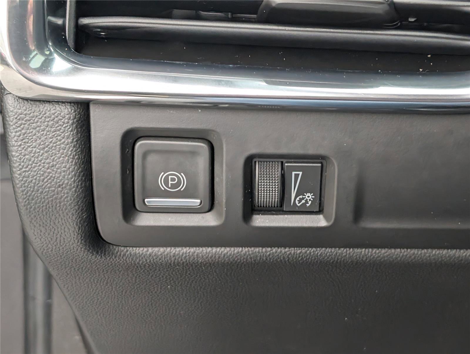 Used 2023 Cadillac XT4 Luxury w/ Cold Weather Package AWD/4WD image 24