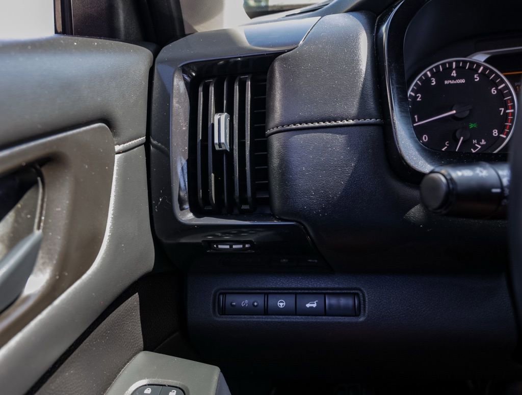 Used 2025 Nissan Pathfinder SV image 32